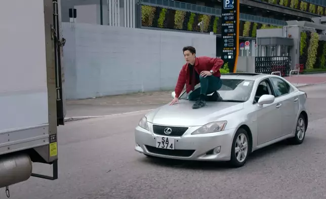 吳偉豪爬出座駕再跳上貨車，動作一氣呵成。