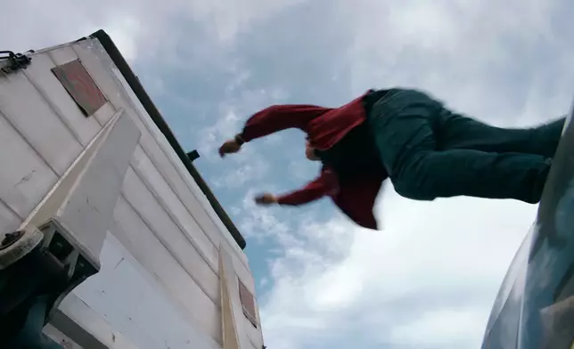 吳偉豪爬出座駕再跳上貨車，動作一氣呵成。