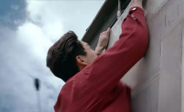 吳偉豪爬出座駕再跳上貨車，動作一氣呵成。