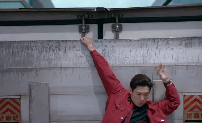 吳偉豪爬出座駕再跳上貨車，動作一氣呵成。
