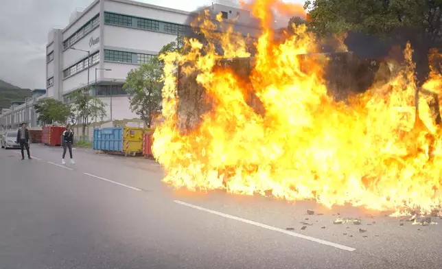 貨車失控自炒爆炸。