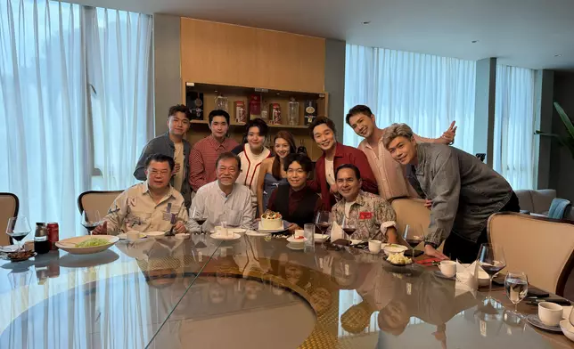 隨後，娛樂新聞台主播王鎮泉更帶同一眾藝人拜訪移居馬來西亞的資深藝人廖偉雄（燦哥）。燦哥除派利是、設宴款待，更分享自己踏入娛樂圈50年的心得，令在場年輕藝人獲益良多。