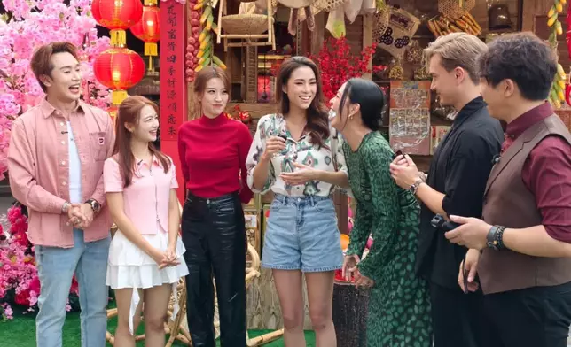 入鄉隨俗，Rax與Xair即場教四位藝人用馬來文向大家拜年，齊聲說出「Selamat Tahun Baru Cina」（新年快樂），四人迅速掌握發音，語言天分獲全場掌聲。