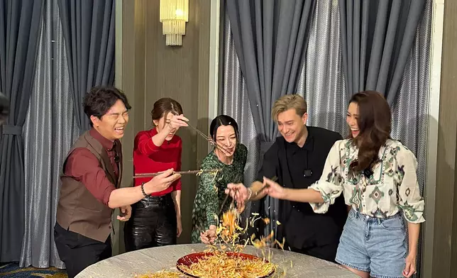 之後眾人到餐廳體驗撈生，大家一邊撈生一邊講吉利的賀語，隨後與主持王鎮泉暢談新年計劃。