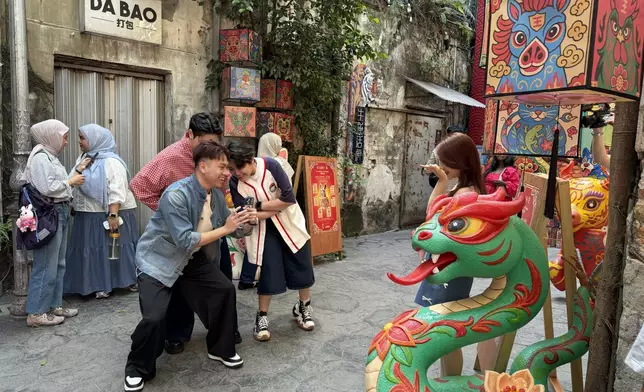 鬼仔巷近年成為當地最熱門文化景點之一，區內充滿復古情懷的壁畫與老街風貌，加上新年裝飾，年味十足，眾人亦在附近街區漫步，欣賞各式節慶佈置。當中Tyrell、Vincent、Zev與Xair在鬼仔巷內打卡拍照，玩得不亦樂乎。