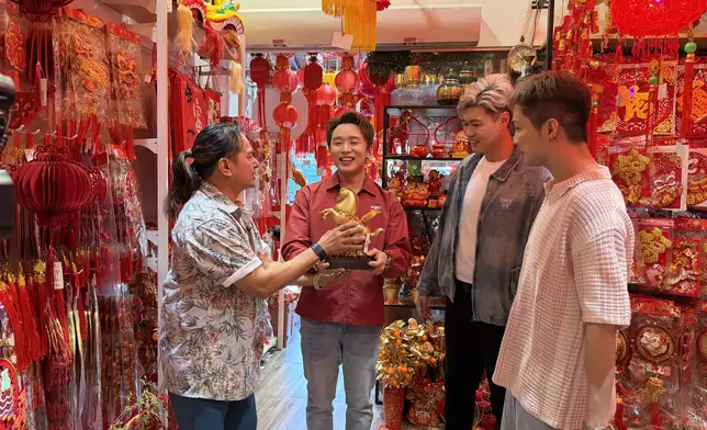 另一邊，Rax，Alan, Andy和Ezen到了鬼仔巷附近的商店逛逛，大讚馬來西亞充滿過年色彩。