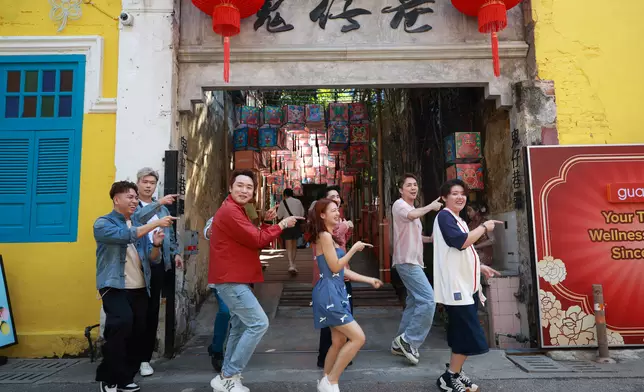 最後，八位還在鬼仔巷邊唱邊跳《呢個新年好緊要》！