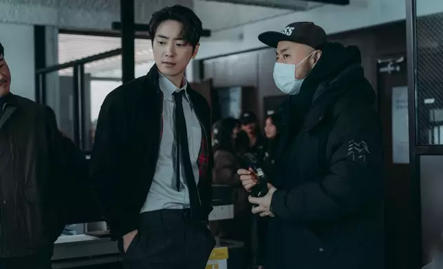 李浚赫與申惠善上演緊張刺激的心理博弈。NetflixKorea圖片