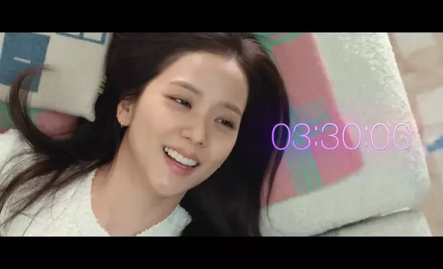 Jisoo 飾網漫製作人徐未來。影片截圖