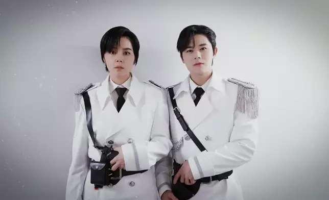 二人並肩而站彷彿是雙胞胎。影片截圖