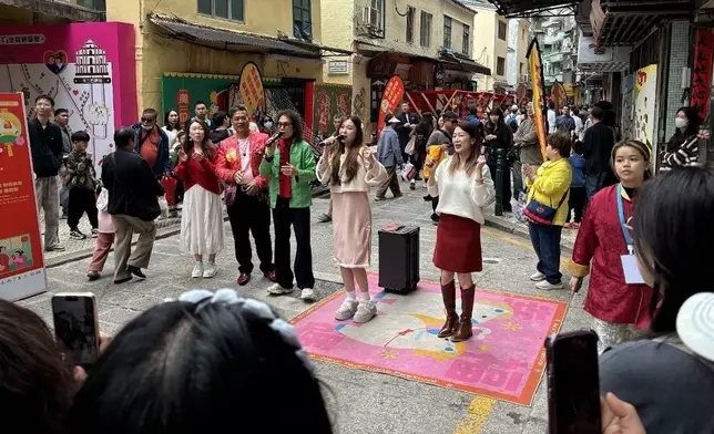 澳門「農曆新年行人專用區」周邊表演吸引居民和旅客觀賞。澳門新聞局網站圖片