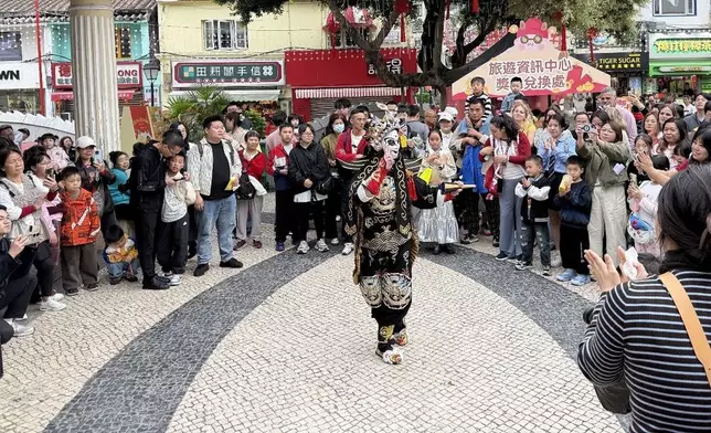 澳門「農曆新年行人專用區」周邊表演吸引居民和旅客觀賞。澳門新聞局網站圖片