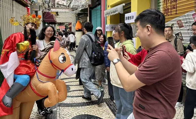 財神派發新春利是向澳門居民和旅客送祝福。澳門新聞局網站圖片