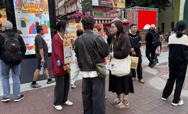 工作人員熱心解答查詢。澳門新聞局網站圖片