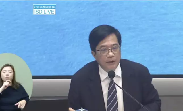 黃偉綸表示，從收到宏福苑業主的意見中，有74%表示會考慮接受政府收購業權。政府新聞處直播截圖