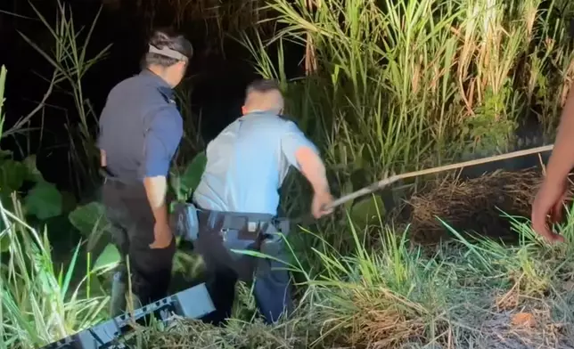 警察將狗隻拉出。Sai Kung Stray Friends Foundation FB