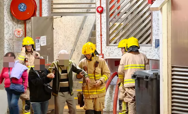 居民在消防協助下離開。溫啟明FB