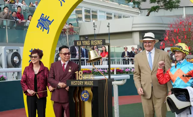 「嘉應高昇」的馬主及幕後團隊慶祝賽駒成功締創紀錄取得十八連捷，更刷新沙田1400米場地時間紀錄。香港賽馬會圖片