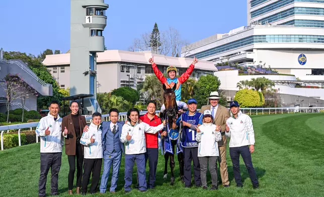 嘉應高昇」的馬主及幕後團隊賽後慶祝賽駒締創歷史。香港賽馬會圖片