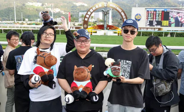 9)來自廣州的張先生（左一）與朋友專程來港支持「嘉應高昇」，他表示其父母輩曾親眼目睹「精英大師」勝出賽事，所以他認為這是一個傳承。香港賽馬會圖片