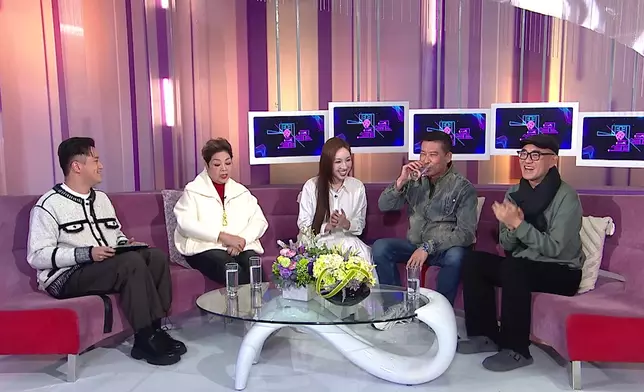 添Sir靈機一觸，大聲回答：「肥媽係最靚！」