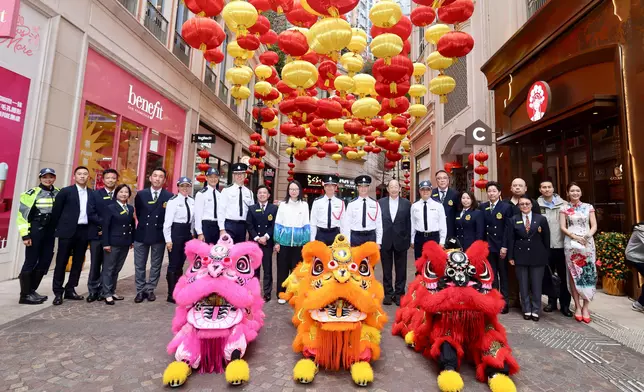 初七人日港島警方向市民派紀念品推廣道路安全，醒獅財神賀新春。