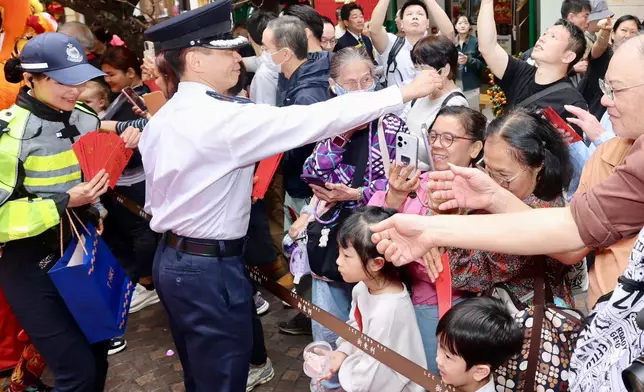 初七人日港島警方向市民派紀念品推廣道路安全。