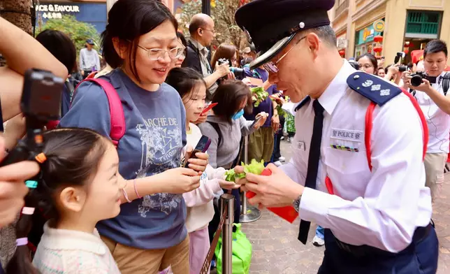 初七人日港島警方向市民派紀念品推廣道路安全。