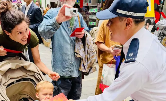 初七人日港島警方向市民派紀念品推廣道路安全。