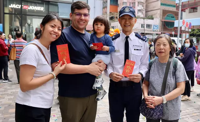 初七人日港島警方向市民派紀念品推廣道路安全。