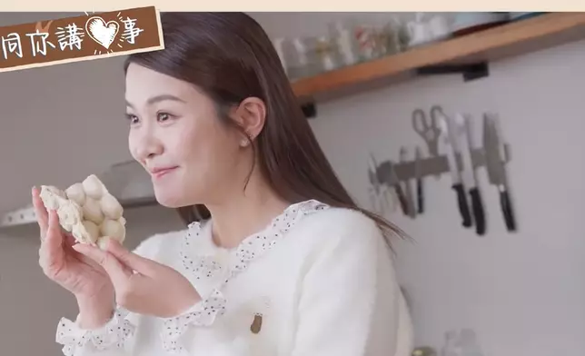 江嘉敏為狗狗嘉賓Faye 整雞蛋仔。