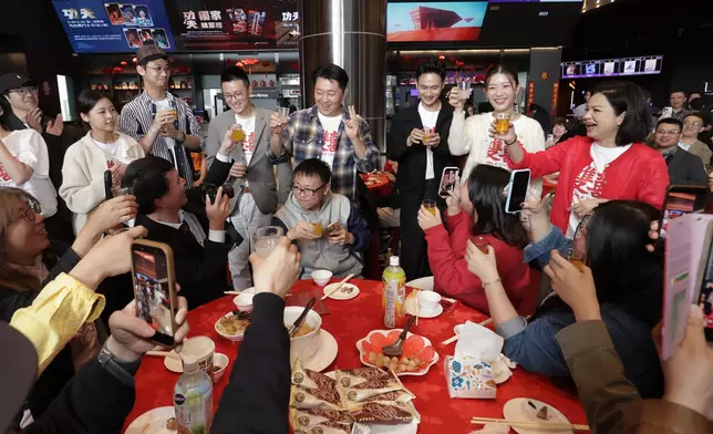 與280位影迷近距離互動合影。