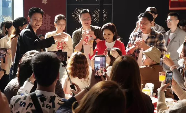 與280位影迷近距離互動合影。