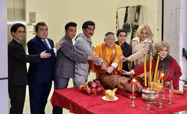 眾人在場地進行拜神儀式。