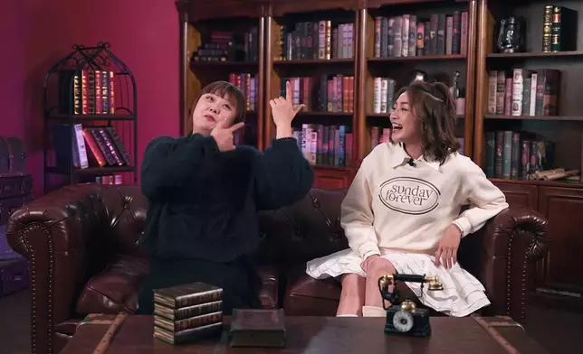 何依婷同兩位「花生友」關嘉敏、陳嘉佳主持節目。