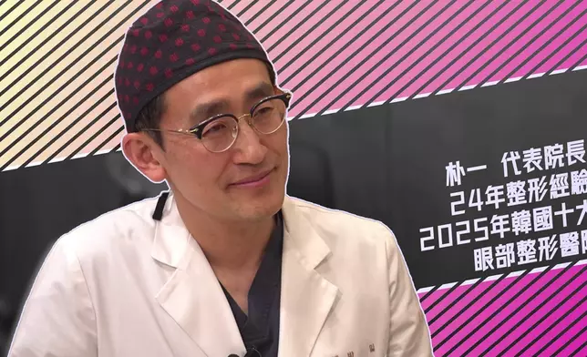 朴一院長為Jenny制定醫美方案。