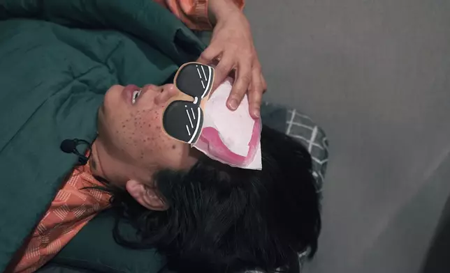 Jenny見到自己術後的成果。