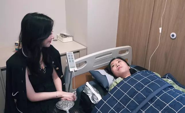 Alex為一了百了，進行「埋線雙眼皮」醫美。