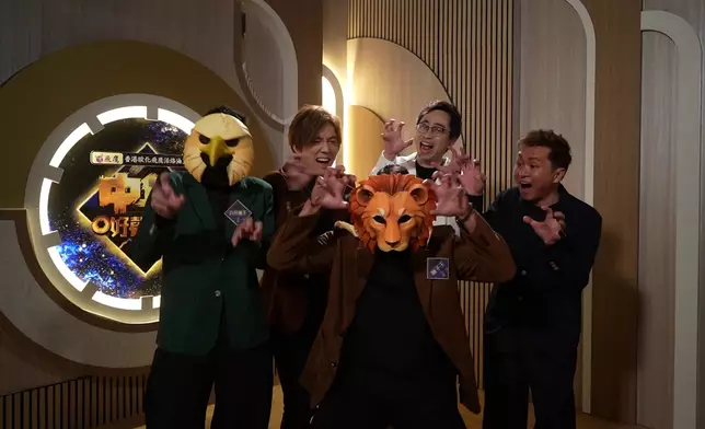 五人一齊扮獅子咆哮。