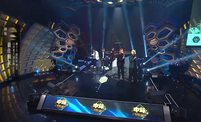 五人合唱後攬作一團。