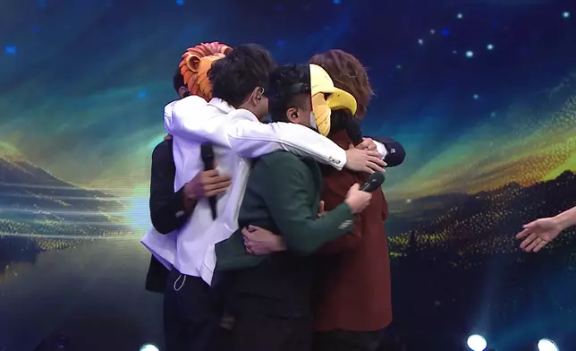 五人合唱後攬作一團。