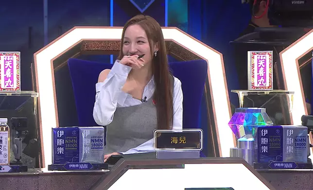 海兒掩嘴偷笑。