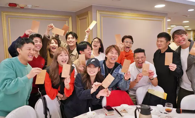 一眾演協理事得到會長古天樂的利是後開心合照。