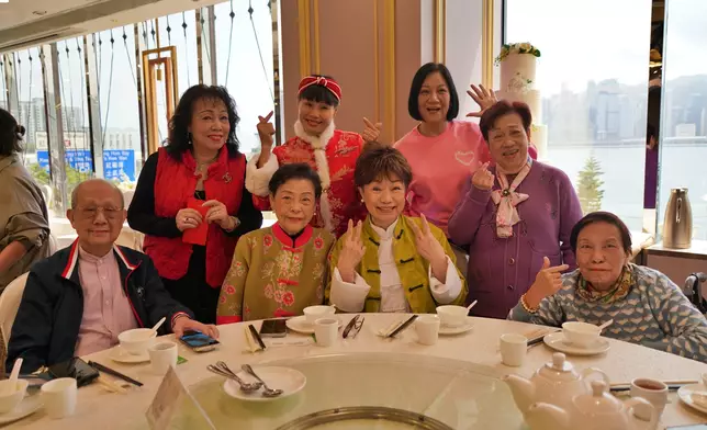 余慕蓮與丁羽、程可為、梁葆貞等合照