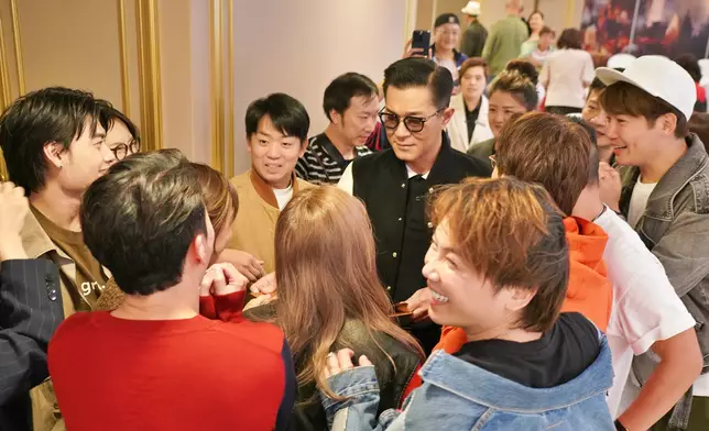 會長古天樂派利是。