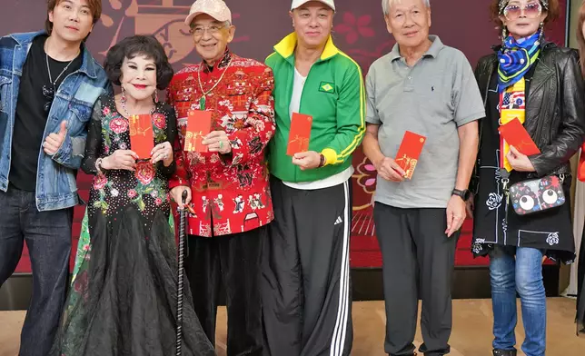 演協成員抽到利是開心合照。