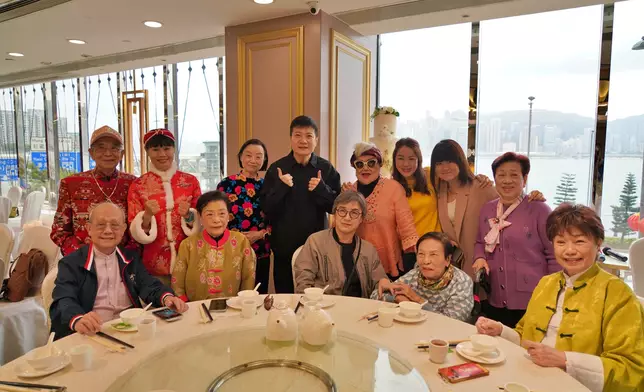 錢嘉樂與演藝人協會會員合照