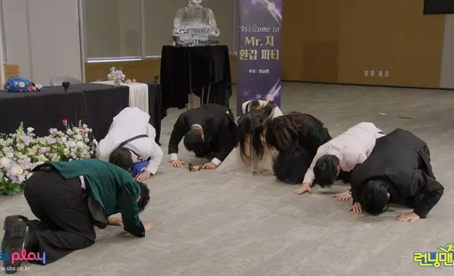 成員集體向池錫辰行大禮。SBS圖片