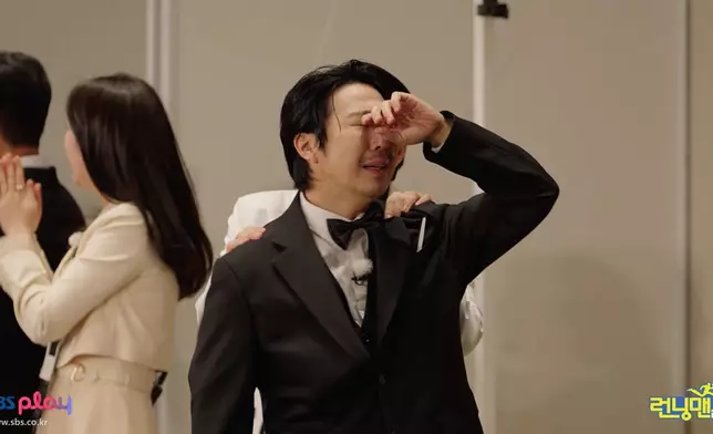 池睿恩和Haha等後輩亦真情流露。SBS圖片