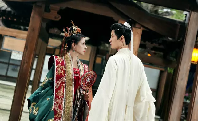 朱麗嵐跟秦天宇戲中演夫妻，由合作夥伴到兩情相悅。